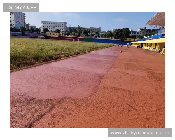 夜间田径赛首次试行，灯光效果获好评，夜晚田径场跑道照片
