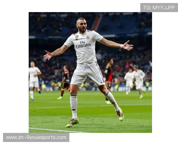 塞维利亚左路连动成功制造空间，攻守兼备打造极致团队配合